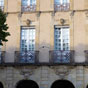 Entourant la halle, la place carre est un crin assorti avec ses galeries marchandes couvertes appeles ici 'les garlandes'. on dcouvre ici la beaut des maisons  encorbellement et des fentres anciennes avec de remarquables ferronneries...