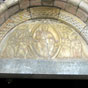 Le portail sculpt est la dernire uvre romane de la basilique de Saint- Just de Valcabrre ( et du Comminges). Rajout  la fin du XIIme sicle dans la faade Nord en saillie entre deux contreforts, il illustre bien la fidlit aux traditions de Valcabrre, associant une structure romane avec des statues-colonnes presque gothiques au style fortement antiquisant. Ces statues sont surmontes de chapiteaux portant les rouleaux des voussures de l' archivolte. Le tympan est une vocation du chapitre 4 de l'Apocalypse. Son centre est occup par la manifestation du Fils de l'Homme, assis et bnissant (La main droite voque la Sainte Trinit), tenant un Livre ferm dans sa main gauche (Livre ferm gal lecture sotrique ncessaire). Muni d'un nimbe crucifre, il est entour d'unemandorle symbolisant sa Gloire que portent de leur main libre les vanglistes saint Marc et saint Jean, reconnaissables au lion et  l'aigle qu'ils tiennent. Compltant la thophanie, les vanglistes saint Matthieu ( gauche) et saint Luc ( droite) avec leur symbole - l'homme et le buf - se logent maladroitement dans l'espace libre. En haut, deux anges brandissent leur encensoir. Traces de polychromie du XIIme s. encore visibles. 