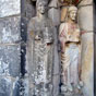 Les pidroits ramnent au culte des saints protecteurs de l'glise par des statues-colonnes polychromes au style splendide pousant les contours. La porte est entoure de quatre statues. On trouve au premier plan, saint Just  gauche et saint Pasteur  droite, deux martyrs espagnols, souvent associs.  Complutum (aujourdhui Alcala de Hnars) en Espagne, en lan 304, les saints Just et Pasteur furent martyrsiss. Ntant encore que de jeunes enfants (7 et 9 ans), ils jetrent leurs livres dans la classe et coururent deux-mmes au martyre. Le prfet les fit arrter aussitt et maltraiter  coups de bton parce quils professaient leur condition de disciples du Christ. Puis, comme ils sexhortaient mutuellement  tre forts, ils furent, pour le Christ, gorgs par le bourreau.