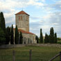 Saint-Just de Valcabrre est une belle glise, mystrieuse et mouvante. A l'cart du village, isole au milieu des champs, jouxtant troitement un cimetire entour de cyprs, avec  l'arrire-plan la cathdrale de Saint-Bertrand se dtachant sur un fond montagnard, c'est un difice original qui ne peut laisser personne indiffrent. Bien sr, c'est d'abord une glise romane avec ses nombreux aspects habituels, mais c'est aussi, par le remploi de multiples pierres antiques, inscriptions et sculptures, un vritable muse 
