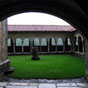 Le clotre de Saint-Bertrand-de-Comminges : sa situation exceptionnelle en hauteur donne  ce lieu, au-del de ses qualits architecturales, une spiritualit et une posie particulires. Ce clotre demeure un des derniers encore debout dans les Pyrnes centrales, il rassemble des apports stylistiques successifs. Il reprsente parfaitement ce qu'taient les clotres pour les religieux affects  l'glise (ici les chanoines) ou dans un monastre. Galerie intrieure couverte entourant un espace ferm, carr de verdure ou simple cour, c'est le lieu de recueillement et de repos des religieux, endroit strictement rserv  ceux qui ont fait vu d'y rester attachs et selon Emmanuel Garland, rcent auteur (juin 2000) d'une tude sur les clotres romans des Pyrnes centrales, un nud et poumon de tout ensemble conventuel. Ce type d'amnagement est apparu depuis trs longtemps dans l'histoire et a trouv son closion  l'poque romane avec l'usage de la pierre autant pour la construction que pour le dcor sculpt. C'est ainsi que les chanoines de Saint- Bertrand entreprirent d'lever un clotre sur le flanc sud de l'glise, en contrebas, mais dans un lieu trop exigu qui les obligea  dessiner un quadrilatre irrgulier suspendu au-dessus du vide et ouvert maintenant sur les montagnes. Plusieurs tapes de constructions se voient dans ce clotre, ainsi que des remplois romains.