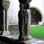La galerie occidentale seule date de l'poque romane (XII sicle), mais elle a gard intacts ses pierres, son dcor...et son charme. Arcatures en plein cintre, chapiteaux doubles, colonnes gmines en marbre se succdent harmonieusement. La dcoration des 8 lments est riche et fortement influence par les ateliers de sculpture romane toulousains.