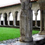 L'ensemble le plus clbre est le pilier central de la galerie taill dans le tambour antique d'une colonne cannele en marbre : il porte les 4 Evanglistes tenant leurs symboles dans leurs mains, comme au tympan de Saint- Just de Valcabrre. Sur le chapiteau les surmontant, figurent les travaux des 12 mois et un zodiaque : c'est bien sr un symbole voulu par le sculpteur roman. D'aprs E.Garland : l'anne est l'image du Christ, les 12 mois sont comme les 12 Aptres et les 4 saisons rappellent les 4 Evanglistes.