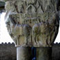 Tous les chapiteaux mritent examen, aussi bien les chapiteaux historis que les chapiteaux ornementaux, tel celui qui reprsente des chevaux tenus par un homme au milieu de feuillus et surmonts d'une frise florale.