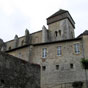 La cathdrale de Saint-Bertrand de Comminges prsente un aspect massif d  son rle de forteresse dominant le village.