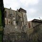 La cathdrale a toujours t l'lment clef de l'ancien vch du Comminges et son histoire se confond avec celle des vques btisseurs du XI au XVI sicles. Rappelons qu'en l'absence de seigneur et de chteau, ce sont l'vque et la cathdrale qui font fonction de chef fodal et de forteresse ! Tout ceci explique les agrandissements successifs qui se voient aujourd'hui dans le plan de l'glise et du clotre et dans la succession - et le mlange- des styles artistiques, constituant ainsi un remarquable survol de l'histoire de l'art, du roman au baroque en passant par le gothique et la Renaissance sans oublier les remplois gallo-romains. Deux autres facteurs religieux contribuent aussi  l'aspect actuel de l'difice. D'une part, la prsence d'une communaut de chanoines a impos des espaces spcifiques rservs (clotre, stalles..). D'autre part, l'existence prcoce d'un plerinage trs suivi sur le tombeau de Saint Bertrand et les reliques a pouss assez rapidement  la sparation du btiment en deux espaces distincts, un pour les plerins et les fidles, un autre pour l'vque et les religieux.