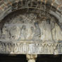 Sainte Marie de St Bertrand de Comminges. Le portail roman date du XIIme s.. Il est encadr de quatre colonnes dont les chapiteaux sont orns de motifs animaux. La face intrieure du portail est dpourvue d'ornements. Letympanest consacr  une scne de la Nativit, l'Adoration des mages. UneViergeen majest accueille l'hommage des rois venus voir son Fils. Derrire elle, un vque assiste  la scne. Il s'agit trs probablement de Saint Bertrand. Des inscriptions latines dsignent les personnages (Maria mater et filium dei). Les inscriptions qui servent de lgende aux cadeaux des mages sont plus nigmatiques : il s'agit en fait d'un mlange de latin et de grec qui signifie: 