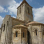 La faade de l'glise Saint Savinien est simple mais harmonieuse, elle prfigure celles du XIIme sicle. Elle offre un portail encadr de deux arcatures aveugles. (Photo Dominique Tricoire).