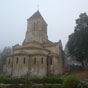 L'glise Saint Hilaire de Melle, mergeant de la brume, avec son clocher apical, voire acerbe au regard de ses assises rondes et douces. Elle est classe au patrimoine mondial de l'UNESCO depuis 1998, en tant qu'tape des Chemins de Compostelle en France.  Du nom du premier vque de Poitiers, mort en 367, cette glise, la plus vaste de Melle, est galement la seule  tre toujours utilise en tant que lieu de culte. D'aprs une charte du xe sicle, l'glise dpendait du prieur bndictin de Saint-Jean-d'Angly et fut sans doute donne  l'abbaye en 961 par Guillaume Tte d'toupe, comte de Poitou.  l'origine l'glise tait en bois. Elle fut remplace au xiie sicle par l'difice actuel. Ce dernier fut construit en deux tapes : autour de 1109 (date du dpt montaire le plus rcent enfoui sous l'glise) pour le chur et le transept, et vers 1150 pour la nef et la faade. La construction aurait t finance par un certain Aimericus Abelini, dont on retrouve le nom sur le tailloir d'un chapiteau du dambulatoire. (Photo Dominique Tricoire).