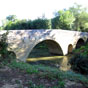 Le pont roman d'Artigues, aux cinq arches ingales, fut construit sur l'Osse pour les plerins: le propritaire en tait le diocse de Compostelle qui, en 1254, le donna aux chevaliers de Saint Jacques de l'Epe rouge (ordre de Santiago). Quinze ans plus tard, ils le cdrent aux chevaliers de Saint Jacques de la Foi et de la Paix, ordre fond par un archevque d'Auch. Il ne reste rien de l'hpital-monastre qui tait  ct. Il fait partie des 71 monuments inscrits sur la liste du Patrimoine Mondial de l'Unesco au titre du bien culturel 'Les chemins de Saint-Jacques-de-Compostelle'