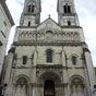 Chtellerault : glise Saint-Jacques. La construction de cet difice a dbut en l'an 1008, grce  Isembert II, vque de Poitiers, sur les ruines de la chapelle du prieur Saint-Jacques. Elle est consacre en 1066 par le mme vque. Un ex-voto a t offert en 1632 pour clbrer la fin de la peste qui dsolait la ville. L'glise a t compltement restaure en 1858.