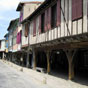 La place principale de Mirepoix est entoure de maisons, fin XIIIme s.- XVme s., dont le premier tage s'avance sur des couverts en charpente.