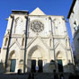 Montpellier : Eglise Saint-Roch (fte saint Roch le 16 aot) : Roch est n  Montpellier  la fin du XIIIe sicle, seul fils d'un haut magistrat et d'une mre nomme Librie. Il perdit ses parents  l'ge de 20 ans, et partit alors pour Rome aprs avoir distribu ses biens aux pauvres. Au cours de son chemin, il s'arrta dans quelques hpitaux pour soigner et panser les plaies des malades. On dit qu'il leur rendait la sant par le signe de croix. Ses soins allaient de prfrence aux pestifrs, parmi lesquels certains furent soigns  Cesne, Acquapendente, Rome et ailleurs. On adjoint souvent un chien dans les reprsentations de saint Roch, car la tradition veut qu' la fin de sa vie, touch  son tour par la peste et par la faim, il fut nourri dans une fort prs de Plaisance par un bon chien qui lui apportait chaque jour un pain drob  la table de son matre. Ce-dernier, intrigu par le mange de l'animal, le suivit en fort et dcouvrit notre saint bless qu'il put ainsi secourir. Voil pourquoi, pour parler de deux personnes insparables, le proverbe dit : c'est saint Roch et son chien. Quand il revint dans sa patrie, vers l'ge de 30 ans, Roch tait devenu dfigur par les mortifications qu'il avait subies.  Montpellier, dchir alors par une guerre civile, il fut pris pour un espion et jet au cachot. L, il prit de misre (vers l'an 1327 ?), et ne fut reconnu que trop tard par ses concitoyens. Ainsi, au cours de l'Histoire, saint Roch fut invoqu contre les maladies contagieuses des hommes, mais aussi du btail. en Italie, en Allemagne et en France, les fripiers, les rtisseurs, les cardeurs de laine et les paveurs l'avaient pris pour patron. On dit que c'est  lui, que les Pres du concile de Constance durent d'tre prservs de la peste et de pouvoir continuer leurs travaux. A Paris, sa fte tait obligatoire, et ce fut au XVIIe sicle un toll gnral, quand l'autorit religieuse dcida de la rendre moins solennelle. Pour aller plus loin, cliquez sur le lien ci-aprs : http://home.nordnet.fr/~jrmasson/jean-roch/saintroc.htm