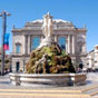 Montpellier : La fontaine des Trois Grces, place de la Comdie. Cette place est au centre de la vie montpelliraine. De forme grossirement rectangulaire et allonge, elle mesure environ 230 m de long sur 50 m de large. Elle forme avec l'esplanade (340 m de long sur 50 m de large), un des plus grands ensembles pitons de France.