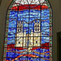 Intrieur de l'glise Saint-Roch : Ce vitrail contemporain (matre-autel) install vers 1980 reprsente saint Roch cheminant avec son chien vers la cathdrale de Montpellier.