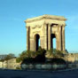 Le chteau d'eau, principal monument de la promenade du Peyrou. fut construit en 1768 par Henri Pitot, afin de distribuer l'eau potable issue de la source du Lez, de forme hexagonale, orn de colonnes corinthiennes. Il est aliment par l'aqueduc Saint-Clment, long de 14 kilomtres qui se termine par les  arceaux  de 21,5 m de haut,  double range d'arcades superposes.  
