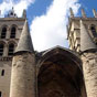 Montpellier : Cathdrale Saint-Pierre. Quatre tours s'lvent aux angles de la nef, dont l'une fut abattue lors des mouvements iconoclastes de 1567. Le btiment est muni de dfenses importantes, ce qui en fait une forteresse.  la fin du XVIe sicle on la surnomme d'ailleurs le  fort Saint-Pierre . L'une des faades tait couronne par des mchicoulis surmonts de crneaux, derrire lesquels devait courir un chemin de ronde dans l'paisseur du mur. L'entre est prcde d'un porche massif, compos de deux piliers cylindriques et d'une vote reliant les piliers  la faade de l'glise. Ce sont pratiquement les seuls lments de l'architecture mdivale de la cathdrale que l'on peut encore observer aujourd'hui. L'glise tait compose d'un vaisseau unique, de cinq traves dlimitant les chapelles latrales au nombre de quatorze. 