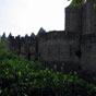 L'art militaire a fortement influenc l'architecture de la Cit de Carcassonne. Son systme de dfense est exceptionnel par sa dimension, sa complexit et la qualit de sa conservation. C'est la plus grosse forteresse d'Europe.