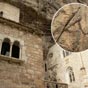 Fiche sur la paroi de la falaise au-dessus de la porte extrieure de la chapelle Notre-Dame, on dcouvre l'pe de Roland 