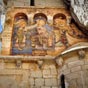  A gauche, il s'agit de la scne de l'Annonciation durant laquelle l'ange Gabriel annonce  Marie qu'elle est enceinte  du Fils de Dieu. A droite, c'est la visitation qui reprsente Marie enceinte du Christ rendant visite  sa cousine Elisabeth, enceinte de Jean-Baptiste. 