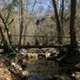 Puis le GR 6 entame une descente en zig zag et assez abrupte pour atteindre le fond des gorges (190 m d'altitude) et longer l'Alzou tout en prgrinant dans  des sous-bois.