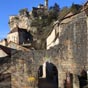 Le GR remonte jusqu' une altitude de 300 m pour atteindre la cit dans laquelle on pntre par l'ancienne porte fortifie du Figuier.