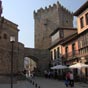 Salas jouissait au moyen �ge d'une importance certaine. De ce pass� m�di�val, la ville a conserve la tour de l'ancien ch�teau qui abrite � pr�sent le mus�e d'Art pr�roman.Le chemin primitif passait sous le pont qui relie cette tour au palais des Vald�s-Salas.
