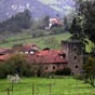 La ferme forteresse de Doriga...On aper�oit sur la gauche la tour-clocher de l'�glise Santa Eulalia de Doriga!