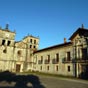 Le monast�re San Salvador fut fond� en 1024 par l'infante Cristina, fille du roi de Leon BermudoII....il ne s'agissait � l'origine que d'une exploitation agricole associ�e � une �glise! L'�glise romane est du XIIe si�cle , elle a �t� largement modifi�e, comme le montrent la fa�zde et les deux tours qui sont des ouvrages du XVIIIe si�cle...