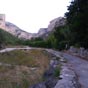 Cette longue tape va nous offrir un radical changement de paysage. Nous sommes sur la sortie de Saint Guilhem par la rue du Bout du Monde...