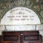 Le tympan avec ses critures basques. Poussons la porte et entrons pour admirer ses vitraux annoncs!