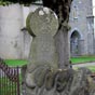 Une stle est implante dans l'enceinte de l'glise de Chraute
