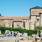 Joncels : L'abbatiale de l'ancienne abbaye bndictine Saint-Pierre-aux-Liens. Class dintrt suprieur, le village de Joncels conserve les vestiges dune puissante Abbaye Bndictine qui ft construite sur lancien site de la Cella dIsiates au Vll me sicle. Cette abbatiale place sous Protectorat Royal, dabord indpendante, est runie en 909  lAbbaye de Psalmodi et cest seulement en 1139 quelle retrouvera son indpendance. A son apoge, 28 glises des diocses de Bziers, Agde, Lodve et Rodez vont en dpendre. En 1366, le pape Urbain V unit labbaye de Joncels  la puissante abbatiale St Victor de Marseille, mais les moines de Joncels ne reconnatront jamais aucune autorit et revendiqueront toujours leur indpendance. Cette abbatiale a souffert de la guerre de cent ans, de conflits de proximit, et surtout des Guerres de Religions qui lui portrent un coup fatal, et cest  la Rvolution franaise quelle devint simple Eglise paroissiale. Les btiments conventuels morcels, vendus  des particuliers finirent de lachever. Il reste aujourdhui une glise intressante bien que remanie  diffrentes poques, avec son chevet carr, fortifi, un beau clotre du 12me sicle, une porte romane qui rappelle que la salle capitulaire aujourdhui inexistante fermait le clotre. Des pierres qui gardent la mmoire de sicles dhistoire, qui invitent au respect et  la mditation et qui attendent un sauveur. Un itinraire de dcouverte du village et de lglise abbatiale vous permettra de dcouvrir Joncels pas  pas.