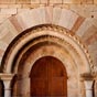 Du clotre au nord de l'glise, il ne reste qu'un bout de salle capitulaire avec porte romane