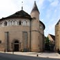 La basilique Saint-Etienne (Anciennement Collgiale Saint-Jacques-le-Majeur) de Neuvy-Saint-Spulchre fut fonde vers l'an 1040 et construite  l'intrieur de l'enceinte du chteau fortifi o venait se rfugier la population en cas de danger et o vivait le collge de chanoines. Dans le courant du XIXe sicle, l'glise fut place sous la protection de saint Etienne. En 1910, le pape Pie X l'leva au titre de basilique. en fait, le sanctuaire se compose de deux monuments: une glise de plan basilical  nef unique divise en trois traves. Dpourvue de transept, elle se teremine par un chevet plat. Au Moyen ge, les chanoines se retrouvaient l pour les offices. L'difice hbergeait galement un reliquaire contenant quelques gouttes de sang du Christ. L'autre glise de plan circulaire comprend une rotonde entoure d'un dambulatoire surmont de tribunes, elle reprend le plan du Saint Spulcre de Jrusalem. 