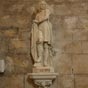 Larressingle: Statue de Saint-Sigismond. noter que la statue de saint Sigismond a t  ralise  la fin du xiXIXe sicle ou au dbut du XXe sicle par la fabrique toulousaine de Franois-Dominique Monna, elle est une rduction du Vercingtorix d'Aim Millet rig en 1865  Alise-Sainte-Reine, site du sige d'Alsia.