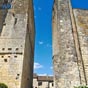 Larressingle: le chteau  gauche et l'glise  droite...