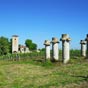 Sous la domination de la tour huit colonnes intriguent le visiteur! Il s'agirait des vestiges d'un pigeonnier faisant probablement partie des privilges du seigneur de Lamothe et dont les chapiteau retourns empchaient l'ascension des prdateurs.