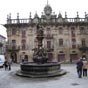La place des Praterias est de moindres dimensions que celle qui entourent la cathdrale, mais elle condense une grande partie de l'architecture et de l'histoire de la socit de Compostelle