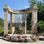 Castelnau-sur-l'Auvignon: Le monument aux morts rappelle les combats du 21 juin 1944 qui marquent  jamais le village, surnomm 'Le Castelnau des loups'