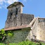 Le clocher-mur de l'glise est surmont d'un 'chapeau de gendarme'