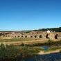 Nous arrivons  Hospital de Orbigo et dcouvrons le clbre pont roman aux vingt arches sur deux cent quatre mtres de long. Il porte en son milieu deux colonnes monolithiques dont l'inscription commmore le clbre combat chevaleresque du Paso Honroso de Armas: en 1434, don Suero de Quinones, en l'honneur d'une dame, y dfia, avec neuf compagnons lonais, tous les chevaliers qui voudraient franchir le pont.Le combat dura un mois. 