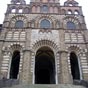 L'imposante faade de la cathdrale Notre-Dame du Puy: point de dpart de la Via Podiensis.   Des origines  nos jours le plerinage de Notre Dame du Puy a contribu au dveloppement et  la prosprit de la ville. La rue des Tables nous conduit au pied du grand escalier de la cathdrale de Notre-Dame-de-l'Annonciation (134 marches). De style roman, la cathdrale prsente diverses influences venues d'Orient et d'Espagne mauresque.
