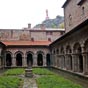 Le clotre roman (XIe-XIIe) possde quelques chapiteaux carolingiens et une magnifique grille romane : il faut le voir avant de partir sur le chemin !