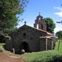 Chapelle Saint-Roch : Class Monument Historique, ce petit oratoire campagnard a t construit au Xme sicle pour accueillir les plerins, par la famille Montlaur du Velay dont le blason orne la cl de vote. Il fut d'abord plac sous le vocable de saint Jacques. Remani sucessivement aux XIIme, XVme et XVIme sicles, il prend alors le nom de Saint-Roch. Ce dernier connat une profonde dvotion dans la rgion comme Saint protecteur de la peste. Ce changement de vocable illustre le dclin de la frquentation jacquaire qui dbute au XVme sicle et se poursuivra jusqu'au XXme sicle. Cette chapelle s'inscrivait dans un ensemble plus large comportant un cimetire, un puits, et un logement d'accueil, dpendances ayant totalement disparu. Au fil du chemin, villages typiquement vellates, tel celui du Chier, avec les 'fermes bloc' regroupant bti et habitants dans un seul et mme ensemble construit en pierres volcaniques aux couleurs formant une mosaque de noir et de dgrad marron. Le lac de l'Oeuf, constitu dans le cratre d'un volcan a fait natre de nombreuses fables