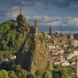 La chapelle Saint-Michel-d'Aiguilhe (Xe-XIIe) est perche en haut d'un piton de lave de 80 m (268 marches). A dcouvrir avant de quitter le Puy-en-Velay, si vous en avez la possibilit...Elle est au premier plan sur cette photo!