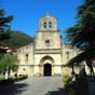 Santona: L'glise Santa Maria del Puerto dont certaines parties datent deu IXe sicle, abrite principalement des lments romans.Le porche d'entre est domin par une statuette de la Vierge couronne. L actuelle glise date du XIIIe sicle, il sagit dun btiment proto-gothique ou de transition, mme si des vestiges de son ancienne partie principale, aujourdhui disparue prsentent des restes qui remontent  la fin du XIIe sicle. Elle possde une base avec trois nefs, la centrale tant plus large et haute et souvrant sur les cts par des arcs en plein cintre de tradition romane. Les chapiteaux sont continus mais ont des caractristiques romanes, et prsentent des thmes iconographiques du Paradis, de lEnfer, de la Chasse au sanglier et des ttes coupes .