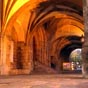 Les voussures de lglise Santa Maria del Puerto, aux formes gomtriques sont encore trs influences par le style prroman.