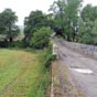 Du village de San Miguel de Meruelo  la route principale qui  mne au vieux pont romain sur le Rio Campiazo. 