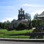 Audressein : Le plerinage  Notre-Dame de Tramesaygues existait dj en 1139. L'antique chapelle, trop exigu, fut reconstruite au XIIIme sicle, avec des agrandissements successifs. Ce lieu de plerinage trs ancien se dveloppa lorsqu'une confrrie, dite du Saint-Nom-de-Marie, fut attache  cette chapelle, le 8 septembre 1315. Le pape Paul V devait la doter plus tard de nombreuses indulgences (1613). Dans l'glise se trouve une statue de la Vierge, en bois, en forme de Piet, de facture trs ancienne. C'est une Vierge assise, de 96cm de haut, vtue d'une robe  plis de corps, sa tte est recouverte d'un voile, par-dessus lequel est plac un manteau. Le corps du Christ repose sur ses genoux. Le porche,  trois entres, est dcor de fresques du XVme sicle qui ont t classes aux monuments historiques, ainsi que le campanile du XIVme sicle et la belle croix en marbre blanc, de la fin du XIVme sicle.